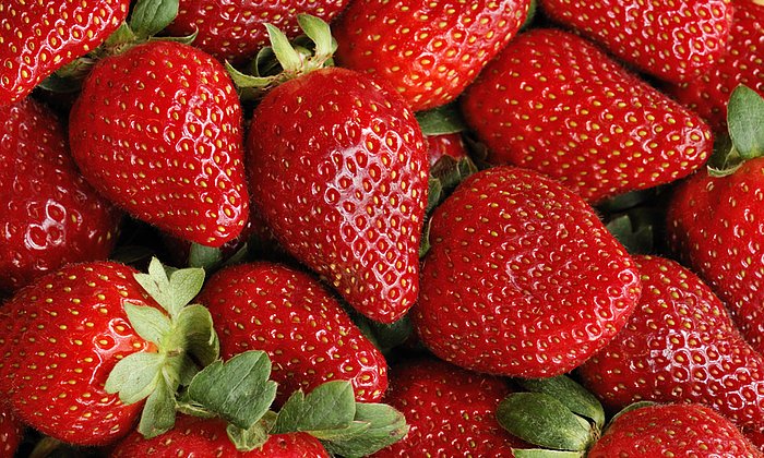Was macht das Aroma reifer Erdbeeren so unverwechselbar? Wissenschaftler haben herausgefunden, wie der Geruchsstoff auf molekularer Ebene gebildet wird.