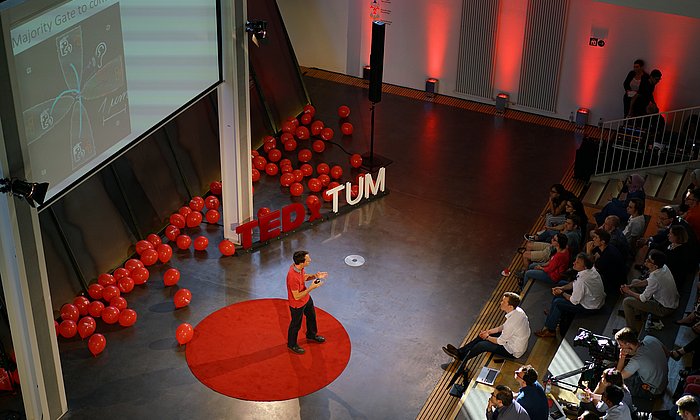 Prof. Markus Becherer vom TUM-Lehrstuhl für Nanoelektronik auf der TEDxTUM Bühne. (Bild: Verena Braun)