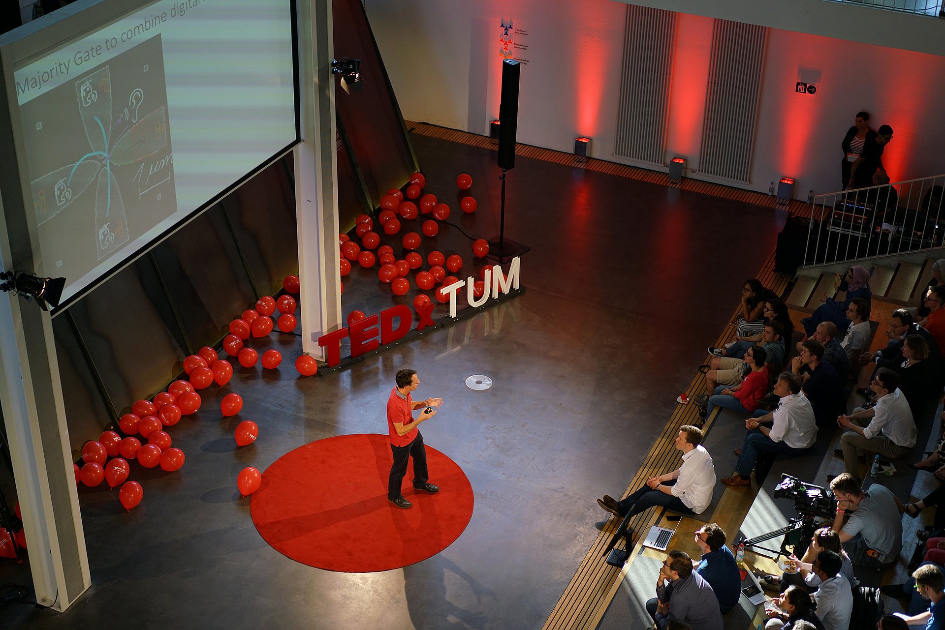Prof. Markus Becherer from the TUM Chair of Nanoelectronics on the TEDxTUM stage. (Picture: Verena Braun)