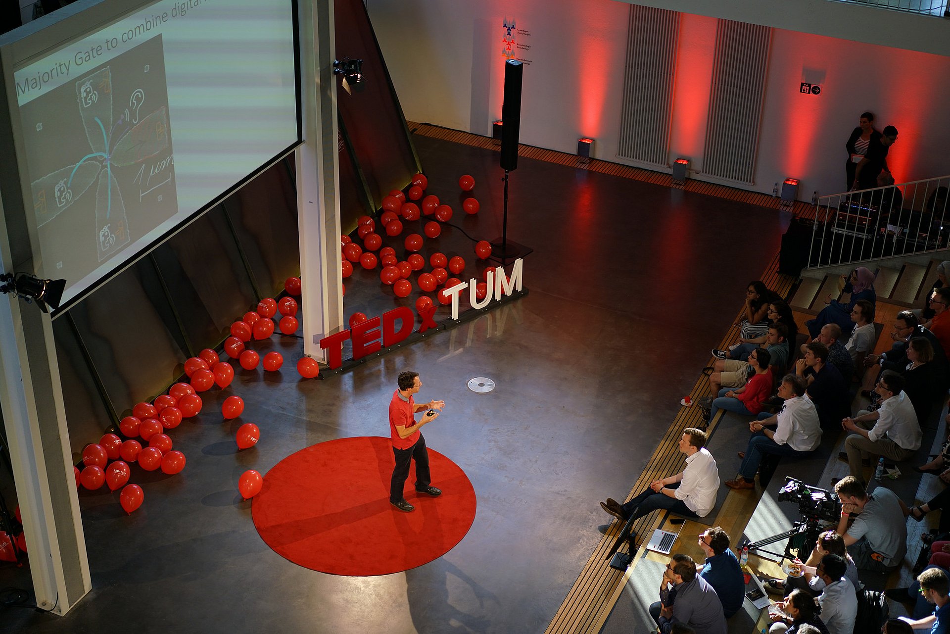 Prof. Markus Becherer vom TUM-Lehrstuhl für Nanoelektronik auf der TEDxTUM Bühne. (Bild: Verena Braun)