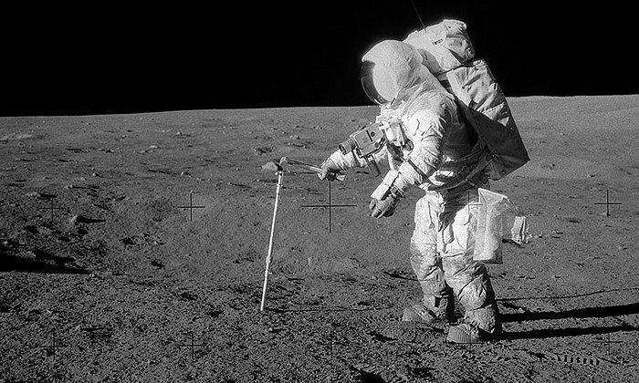 Apollo 12-Astronaut Alan L. Bean bei der Probennahme auf der Mondoberfläche - Bild: NASA