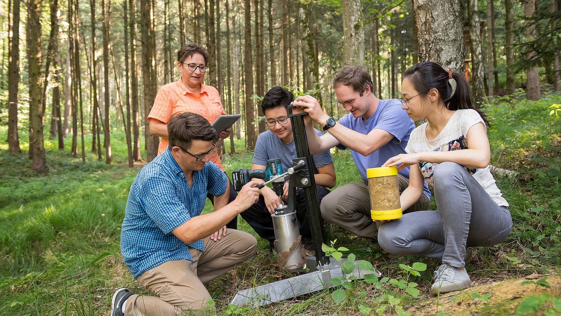 Frau Prof. Koegel-Knabner (links) mit Studierenden und Doktoranden in den Agrarwissenschaften bei der Bodenprobenentnahme im Freisinger Waldgebiet, 2019.