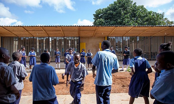 Im Programm TUM DesignBuild der Fakultät für Architektur planen Studierende Projekte im sozialen Kontext und setzen sie mit der Bevölkerung vor Ort um. Diese Modell-Schule in Sambia entstand in Zusammenarbeit des Lehrstuhls für Holzbau und Baukonstruktion, des Lehrstuhls für Entwerfen und Holzbau und der University of Zambia. (Bild: Matthias Kestel)