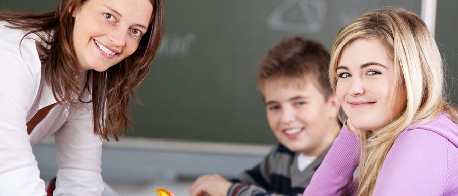 Wie kann ich den Unterricht optimal gestalten? Das "Clearing House Unterricht" erklärt die Antworten der Wissenschaft. (Bild: contrastwerkstatt / fotolia.com) Eine Lehrerin mit zwei Schülern im Klassenzimmer
