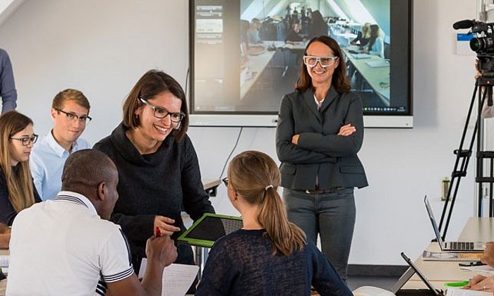 Seminar im Lehramtsstudium mit Videokamera und Bildschirm