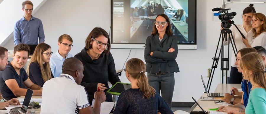 Seminar im Lehramtsstudium mit Videokamera und Bildschirm