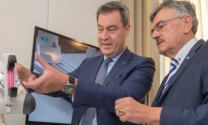 TUM-Präsident Wolfgang A. Herrmann (r.) zeigt Ministerpräsident Markus Söder einen Roboterarm, der Physiotherapeuten entlasten soll. (Bild: A. Heddergott / TUM)