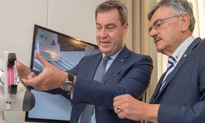 TUM President Wolfgang A. Herrmann (r.) shows Minister President Markus Söder a robotic arm designed to help physiotherapists in their work. (photo: A. Heddergott / TUM; video: Bavarian State Chancellery)