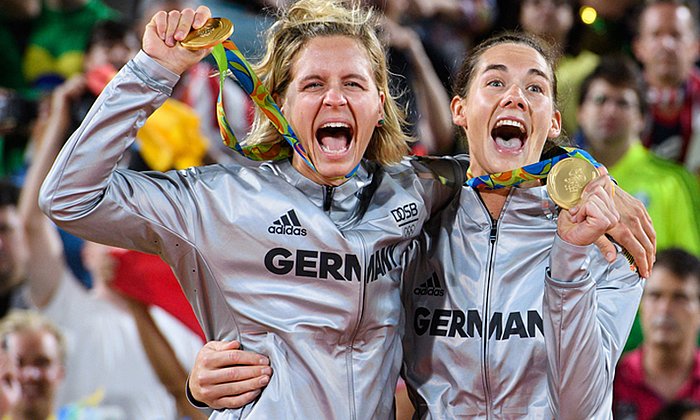 Laura Ludwig und Kira Walkenhorst mit ihren olymischen Goldmedallien. (Foto: FIVB)