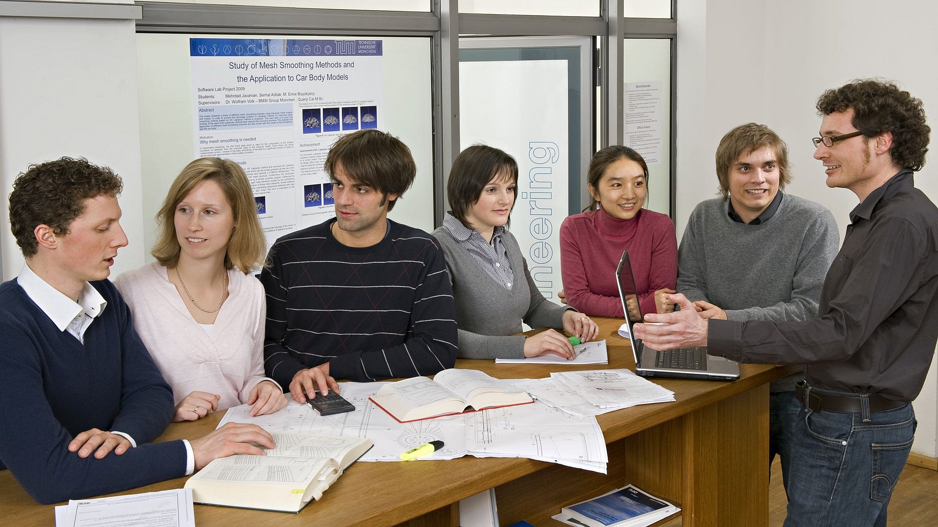 Eine Gruppe von angehenden Bauingenieuren mit einem Lehrassistenten (rechts) im Jahr 2010.