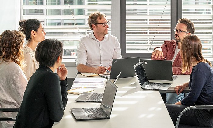 Prof. Michael Laxy (Mitte) und sein Team, darunter Karl Emmert-Fees (r.)