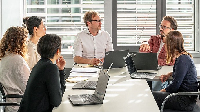 Prof. Michael Laxy (Mitte) und sein Team, darunter Karl Emmert-Fees (r.)