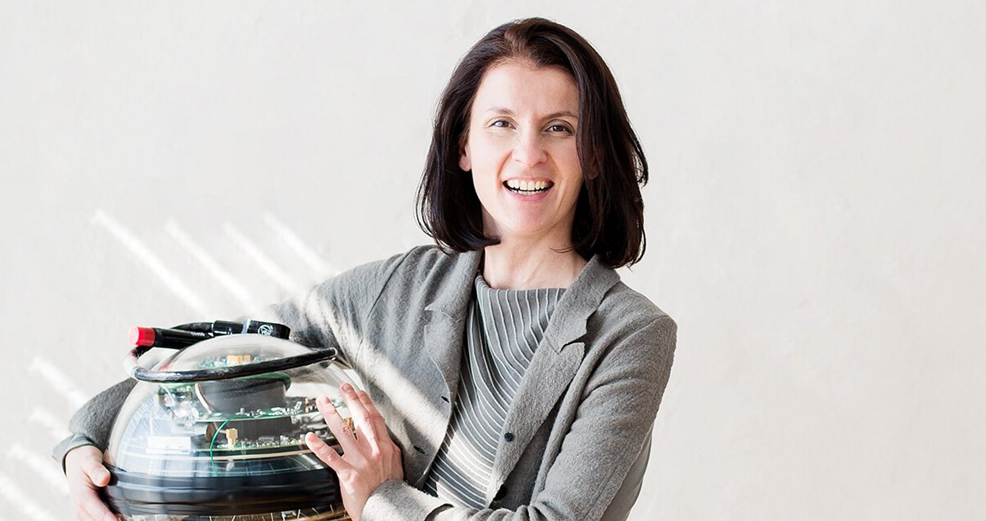 Prof. Elisa Resconi Abbildung von Experimentalphysikerin Elisa Resconi, die zum Kollegium aus über 500 Professorinnen und Professoren gehört.