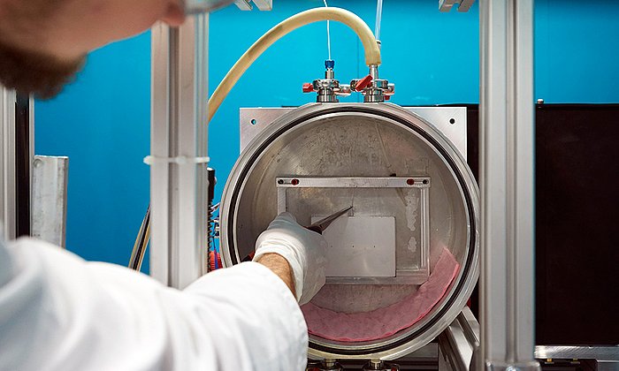 Mounting of a battery cell in the instrument ANTARES at FRM II. (Photo: Wenzel Schürmann / TUM)