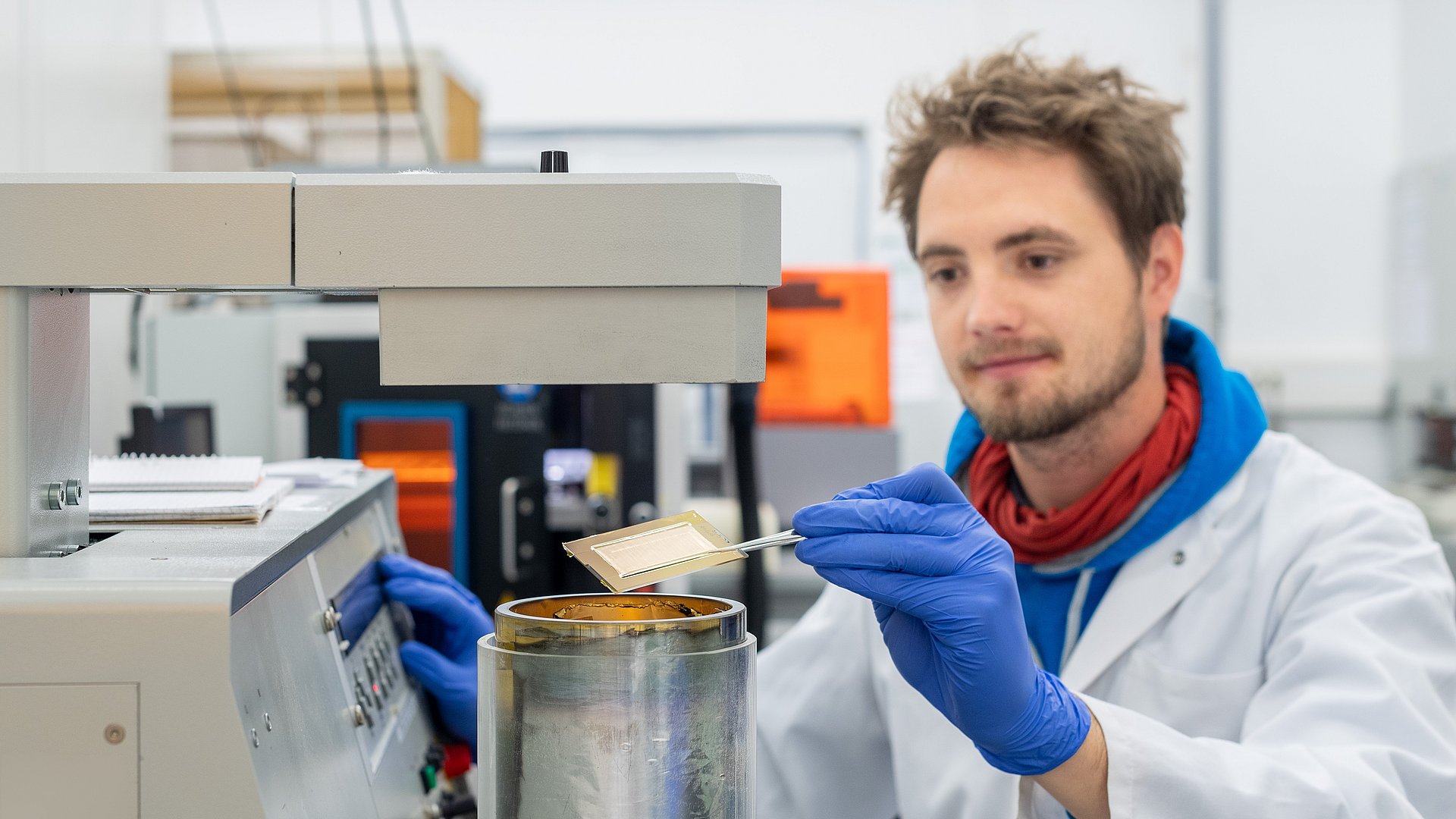 Lukas Hiendlmeier, der im Rahmen seiner Doktorarbeit an dem Projekt forscht, beim Bearbeiten der sich selbstfaltenden Elektroden. Lukas Hiendlmeier, der im Rahmen seiner Doktorarbeit an dem Projekt forscht, beim Bearbeiten der sich selbstfaltenden Elektroden.