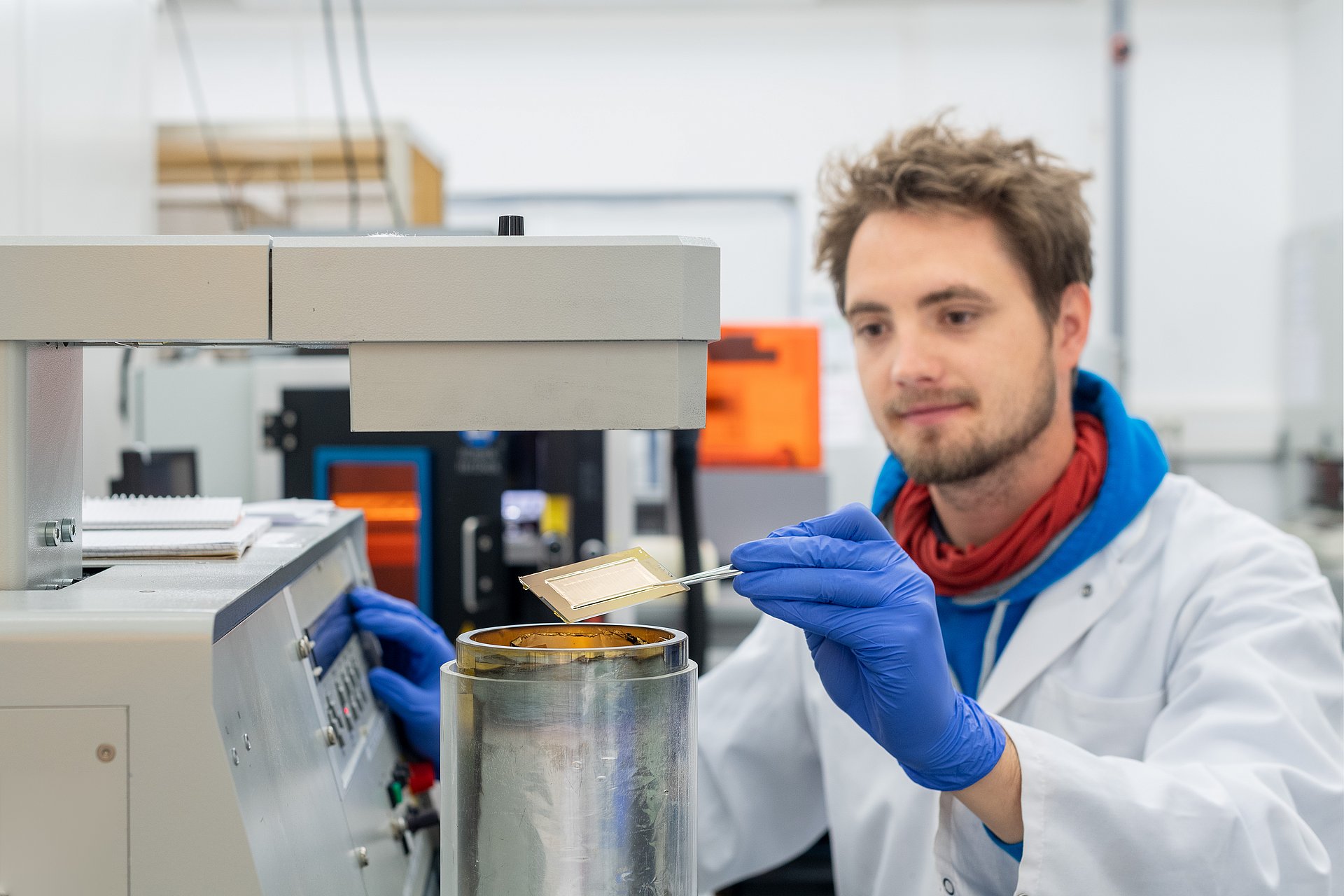 Doctoral candidate Lukas Hiendlmeier working on the self-folding electrodes.