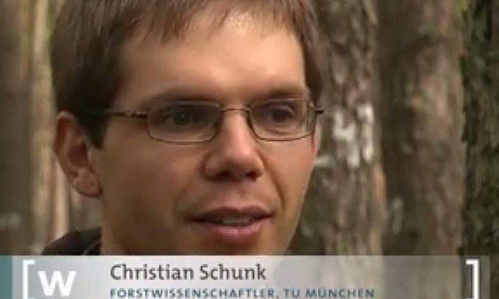 Der Forstwissenschaftler Dr. Christian Schunk von der TUM stellt das Forschungsprojekt vor. (Foto: W wie Wissen/ARD)