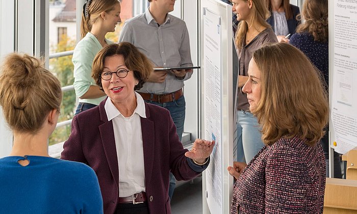 Prof. Kristina Reiss in conversation with students at the TUM School of Education.