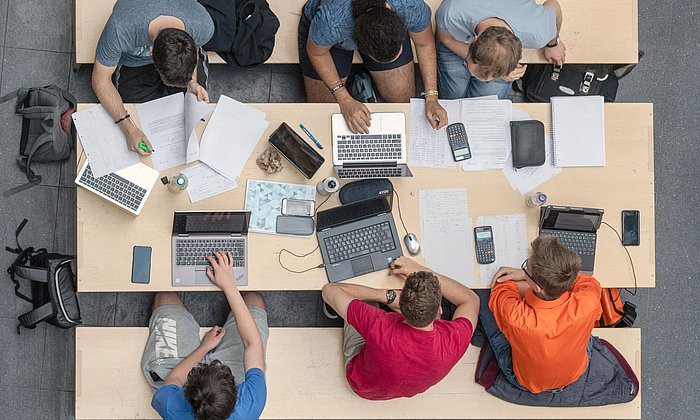 Students at the computer in the Magistrale in the TUM Mathematics Department.