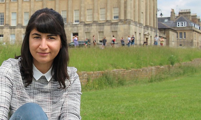 TUM-Studentin Sarah Maafi vor dem Royal Crescent in Bath im Südwesten Englands.