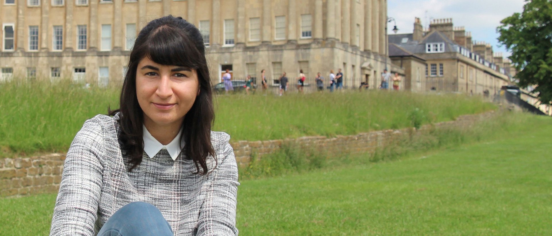 TUM-Studentin Sarah Maafi vor dem Royal Crescent in Bath im Südwesten Englands.