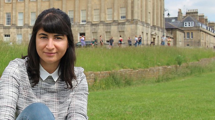 TUM-Studentin Sarah Maafi vor dem Royal Crescent in Bath im Südwesten Englands.
