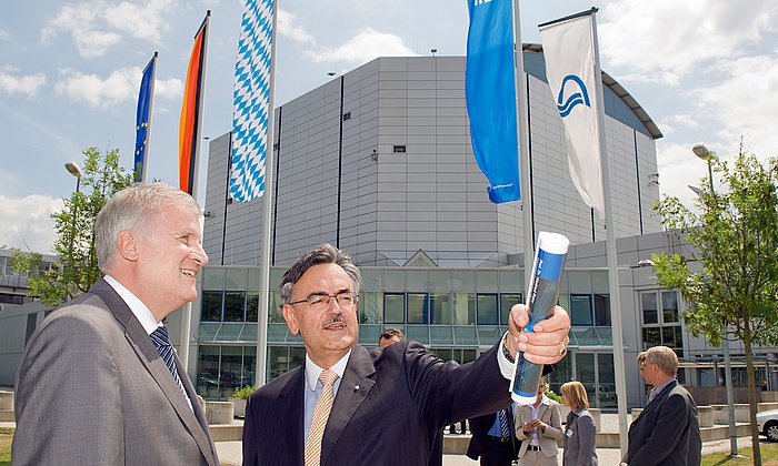Ministerpräsident Horst Seehofer mit TUM-Präsident Prof. Wolfgang Herrmann vor der Neutronenquelle. (Foto: Andreas Heddergott / TUM)