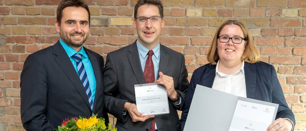 Die Mitglieder der Projektgruppe „MINT(um) Bachelor Plus“ Florian Rattei, Dr. Thomas Maul und Claudia Meijering (v.l.n.r.) nehmen die Auszeichnung des Stifterverbands entgegen. (Bild: Peter Himsel)