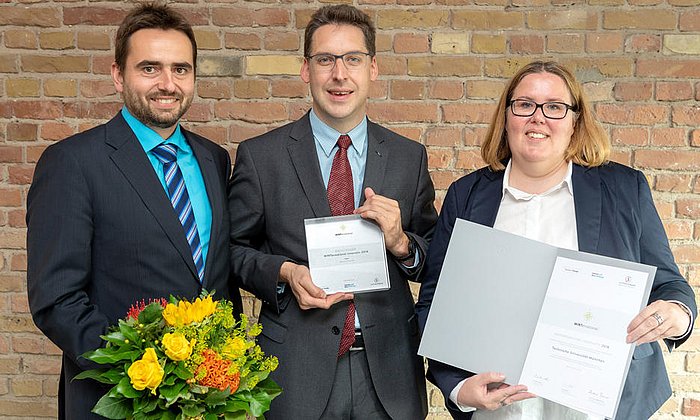 The members of the project group "MINT(um) Bachelor Plus" Florian Rattei, Dr. Thomas Maul and Claudia Meijering (from left to right) accept the award of the Stifterverband. (Image: Peter Himsel)