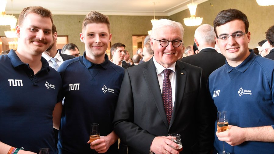 Mit einem Glas JubilaTUM, dem Jubiläumsbier der TUM-Forschungsbrauerei, informiert sich Bundespräsident Steinmeier beim Team WARR Hyperloop über den Stand des Projekts. (Bild: Andreas Heddergott)