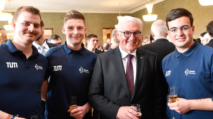 The WARR Hyperloop team informs Federal President Steinmeier about the status of the project, while he enjoys a glass of JubilaTUM – the anniversary beer of the TUM’s Research Brewery. (Image: Andreas Heddergott)