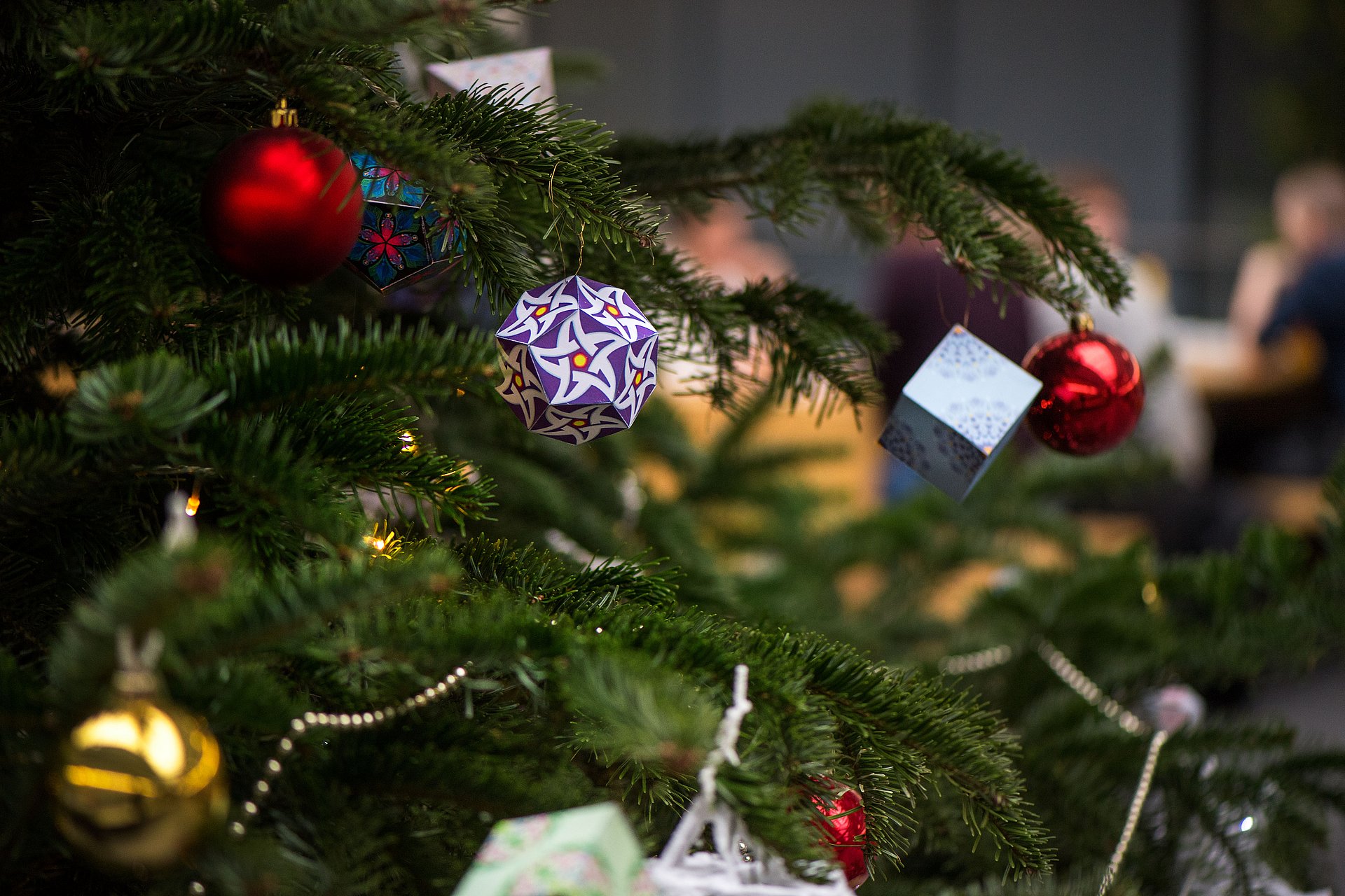 Weihnachtsschmuck am Campus Garching, gestaltet mit der  App iOrnament von Prof. Jürgen Richter-Gebert vom Lehrstuhl für Geometrie und Visualisierung. (Bild Eckert /TUM)