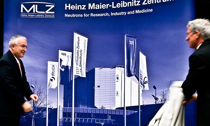 Prof. Dieter Richter, Forschungszentrum Jülich (links) und Prof. Winfried Petry, FRM II, (rechts) enthüllen das neue Logo des Heinz Maier-Leibnitz Zentrums - Foto: Ina Lommatzsch / TUM