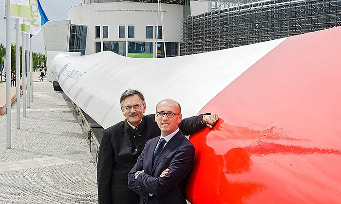 TUM-Präsident Prof. W. A. Herrmann mit Prof. Dr. Carlo Bottasso vom Lehrstuhl für Windenergie der TUM - Foto: Andreas Heddergott / TUM