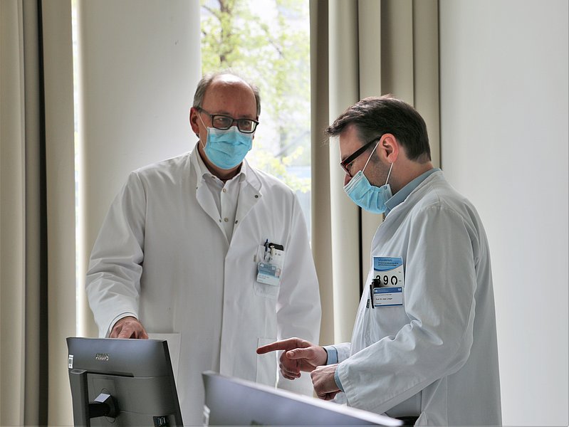 Prof. Knolle (l.) und Prof. Lingor (r.) leiten die Antikörperstudie für Mitarbeiterinnen und Mitarbeiter des Klinikums rechts der Isar.