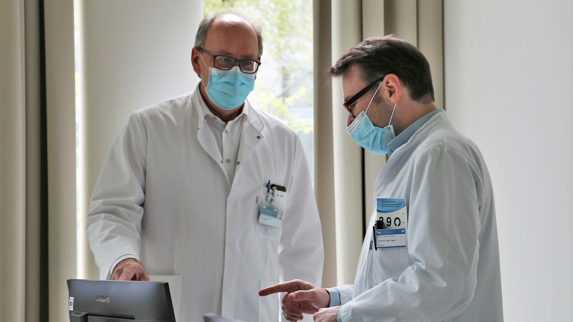 Prof. Knolle (l.) und Prof. Lingor (r.) leiten die Antikörperstudie für Mitarbeiterinnen und Mitarbeiter des Klinikums rechts der Isar.