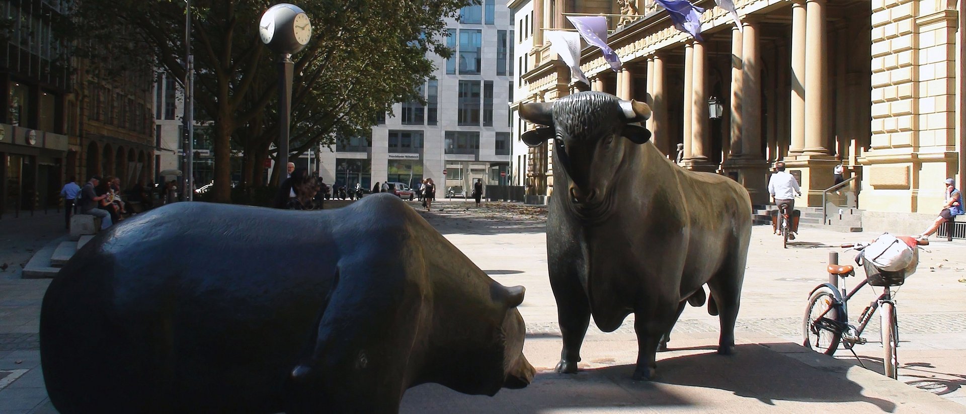 Bull and bear in front of the Frankfurt Stock Exchange