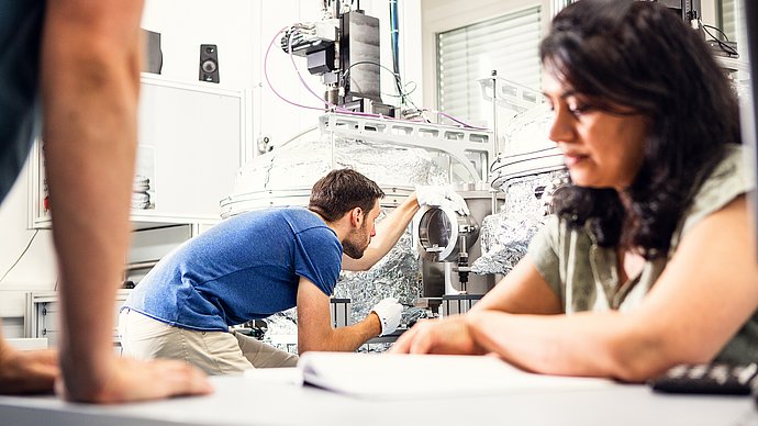 In the vacuum chamber at the Walther Meißner Institute metal atoms are precisely deposited on silicon wafers. The resulting thin metal layers are the basis for tiny superconductive circuits which act as qubits. 