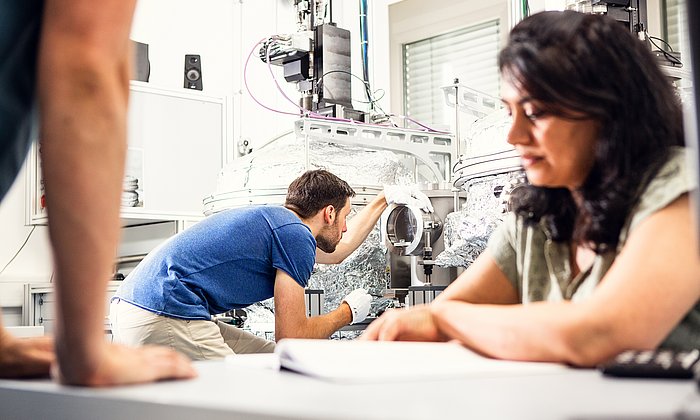 Forschende in einer Vakuumkammer im Walther-Meißner-Institut