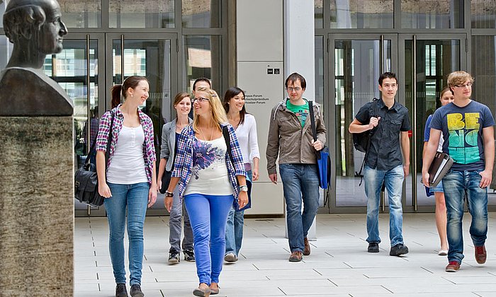 Students at the TUM main entrance