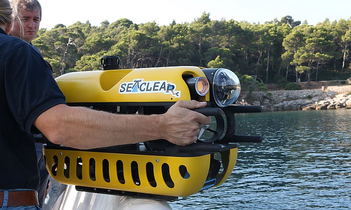 Der Roboter des Forschungsprojekts SeaClear kann im Wasser Müll aufsammeln.