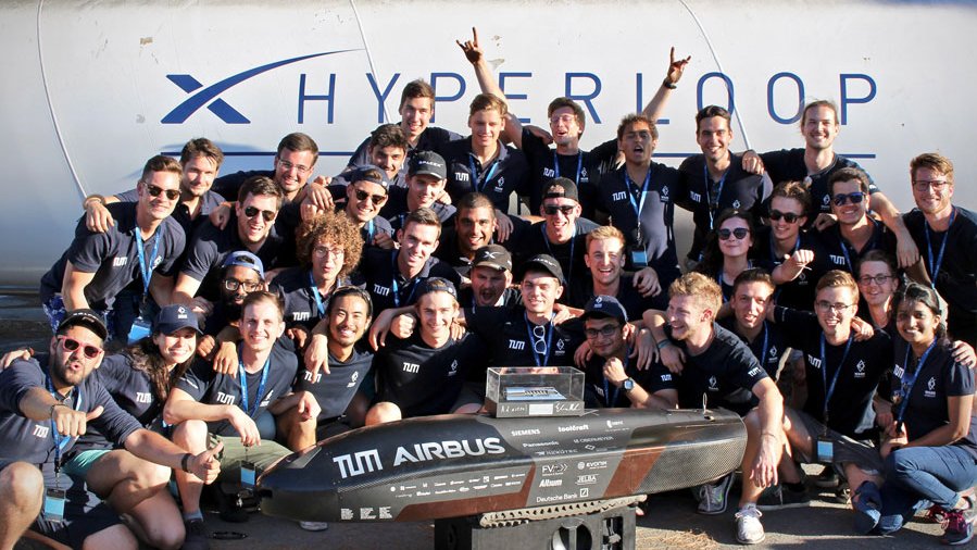 Rasend schnell schoss die dritte Kapsel des WARRHyperloop-Teams in Los Angeles durch die Teströhre. Damit blieben die Studierenden der TUM auch im dritten Hyperloop Pod Wettbewerb ungeschlagen. (Bild: WARR/TUM) Rasend schnell schoss die dritte Kapsel des WARRHyperloop-Teams in Los Angeles durch die Teströhre. Damit blieben die Studierenden der TUM auch im dritten Hyperloop Pod Wettbewerb ungeschlagen. (Bild: WARR/TUM)