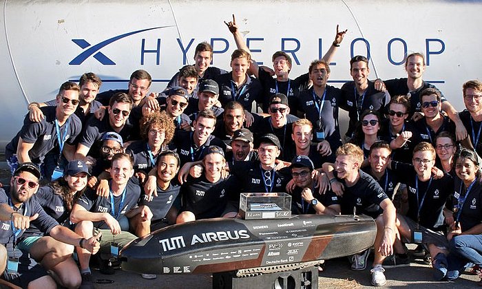 Rasend schnell schoss die dritte Kapsel des WARRHyperloop-Teams in Los Angeles durch die Teströhre. Damit blieben die Studierenden der TUM auch im dritten Hyperloop Pod Wettbewerb ungeschlagen. (Bild: WARR/TUM)