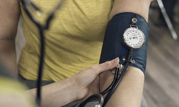 Blutdruckmessung bei einem Patienten.