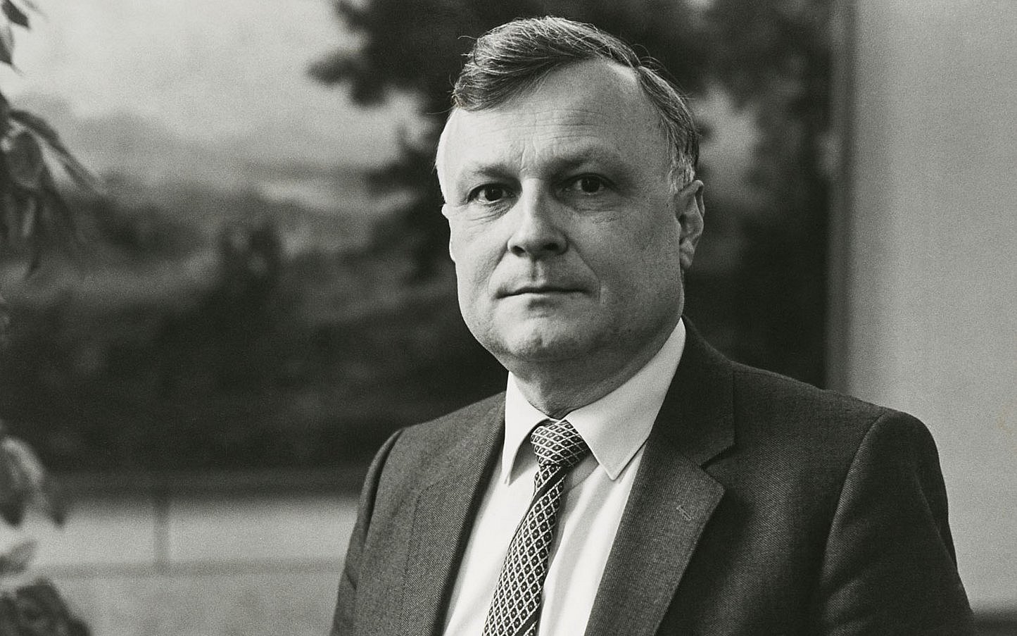 Portrait von Wolfgang Wild als Präsident der TUM (1980–86) vor einem Gemälde in seinem Büro