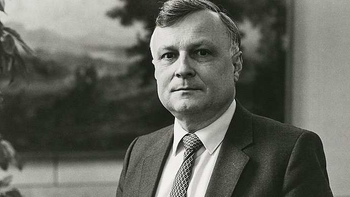Portrait von Wolfgang Wild als Präsident der TUM (1980–86) vor einem Gemälde in seinem Büro