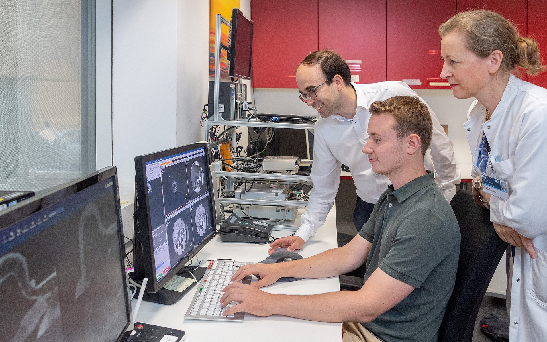 A team led by Prof. Dimitrios Karampinos analyzing the MRI images. Prof. Dimitrios Karampinos (back), Jonathan Stelter, PD Dr. Eva Maria Fallenberg.