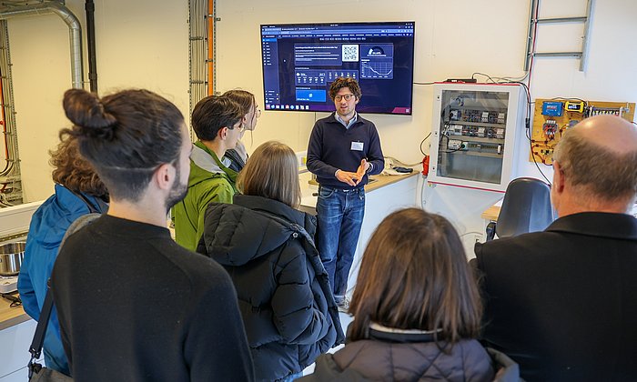 Michael Penk im „Gehirn“ des Labors mit zentralem Schaltschrank und Monitor für alle Messdaten