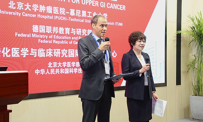 Prof. Markus Gerhard (left) and his collegue Prof. Pan Kai Feng of the Peking University Health Science Center at the opening ceremony in Peking. (Image: M. Gerhard / TUM)