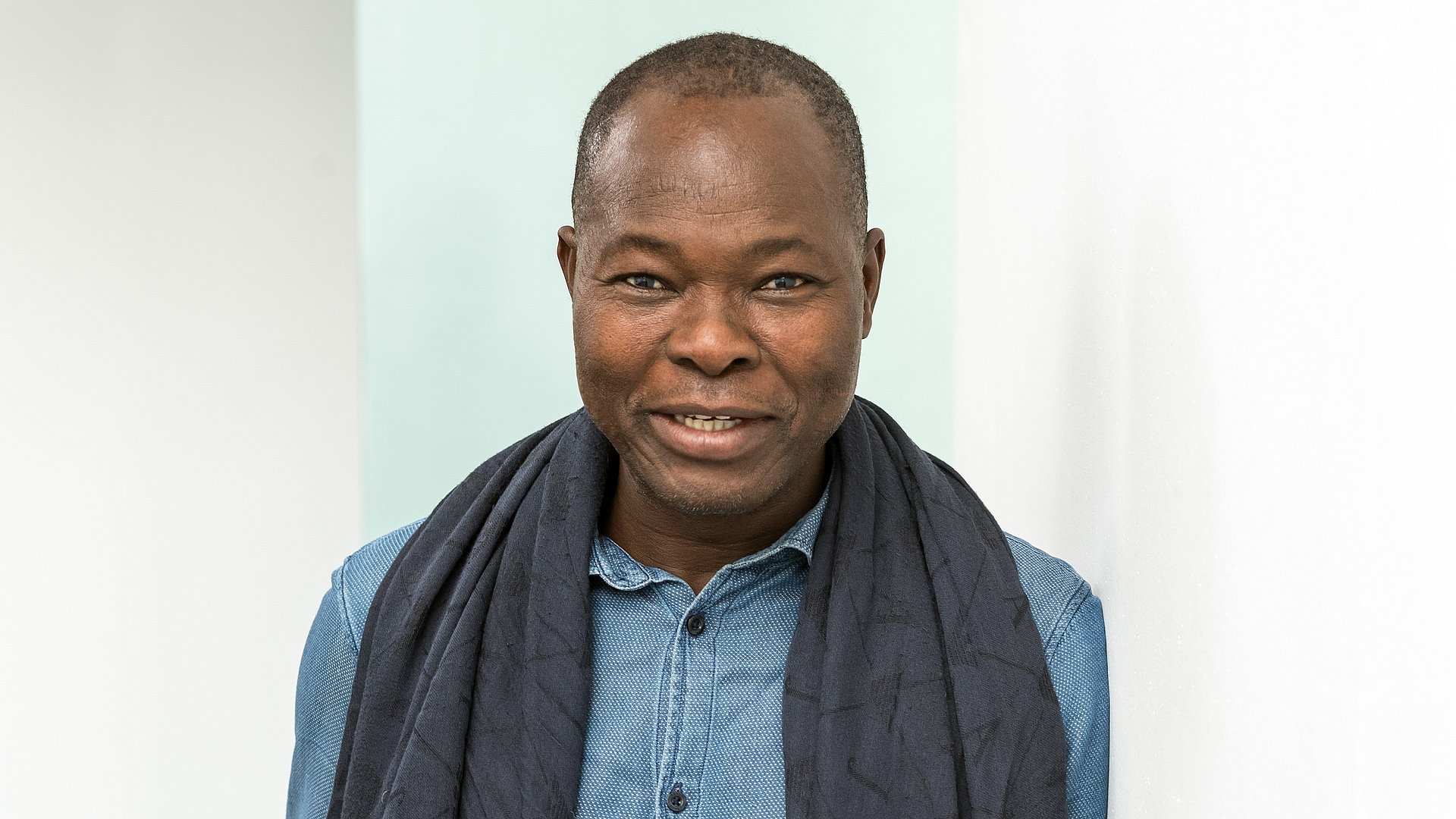 Portraitfoto von Prof. Francis Kéré.